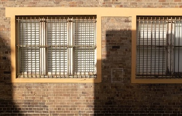 Quelle est la méthode la plus sûre pour éliminer les traces de moisissures sur des murs en brique ?